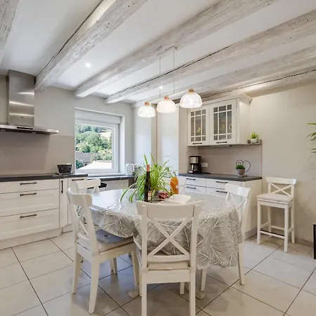 Bethanie A Apartment *